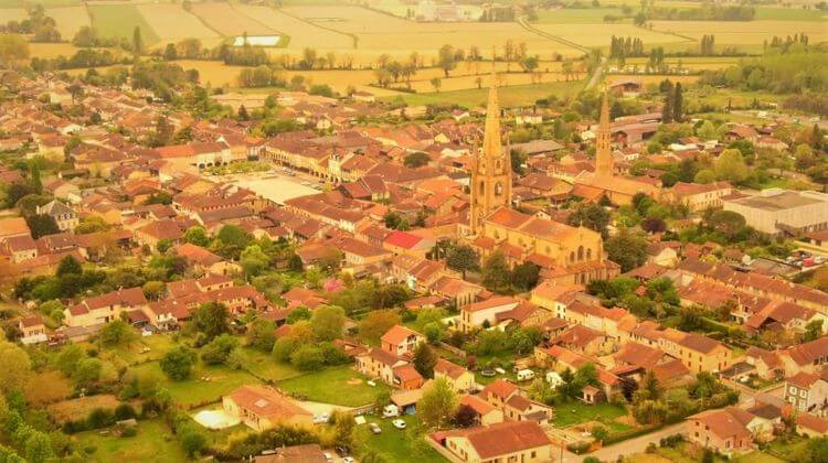 Une vue aérienne du village de Marciac prise par drone